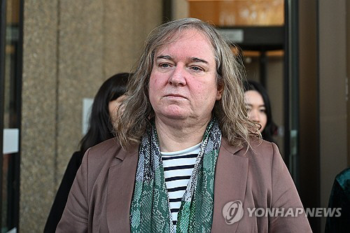 23일(현지시간) 록산느 티클이 호주 시드니에 있는 연방법원을 나오고 있다. [시드니 EPA=연합뉴스]